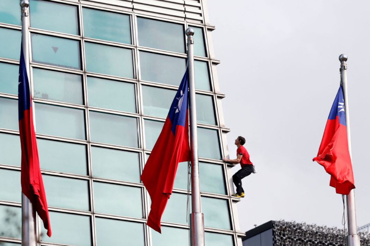 Alex Honnold Tak Bertali Tak Berpengaman, Taklukkan Taipei 101