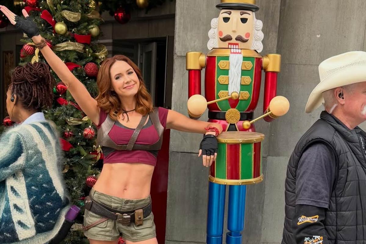 Karen Gillan Pamer Momen Syuting Jumanji 4, Perut Six-Pack Jadi Sorotan