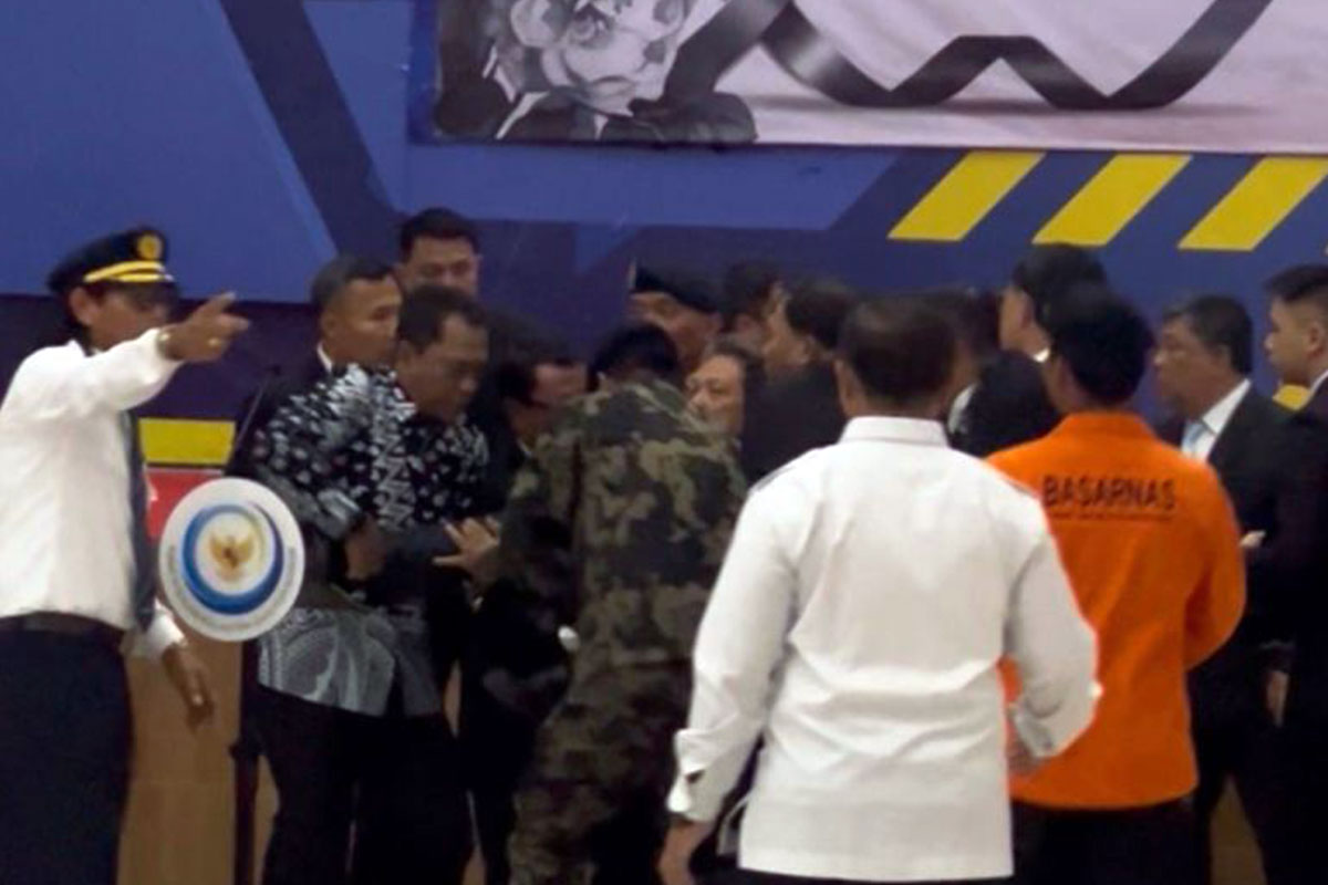 Menteri KKP Sakti Wahyu Trenggono Pingsan Saat Upacara Pelepasan Korban Pesawat ATR 42-500