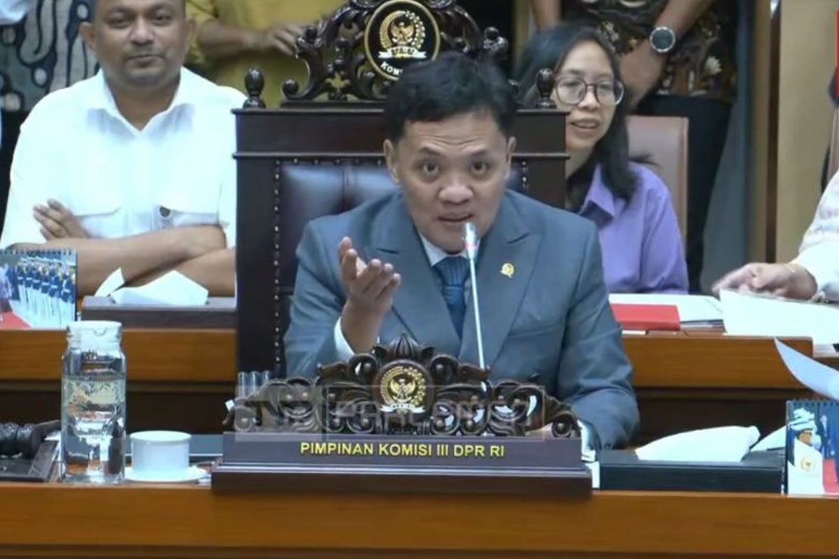 Komisi III DPR Tegaskan Polri Tetap di Bawah Presiden, Tolak Bentuk Kementerian