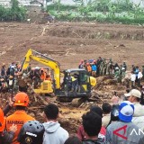 Update Longsor Cisarua: TIM SAR Temukan 25 Jenazah, Pencarian 65 Korban Terus Berlanjut