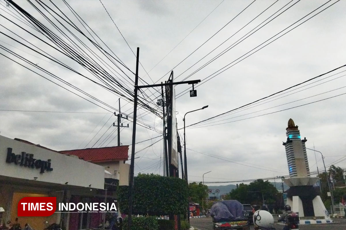 Di Balik Internet Murah, Kabel Semrawut Pacitan Mengintai Keselamatan Warga