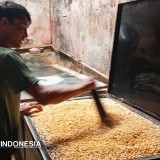 Harga Kedelai Impor Naik, Perajin Tempe di Kota Malang Kurangi Produksi