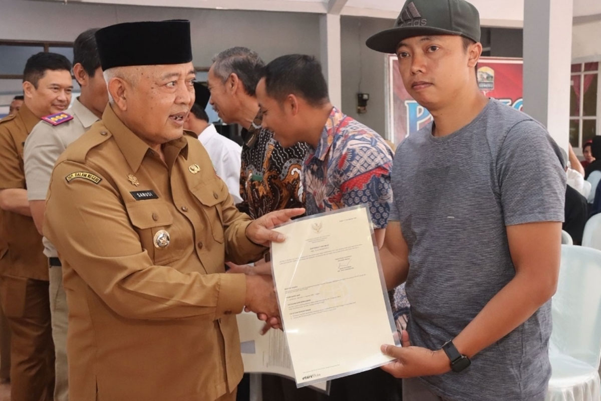 Bupati Malang Bagikan Sertifikat Tanah Retribusi kepada Warga Empat Desa