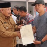 Bupati Malang Bagikan Sertifikat Tanah Retribusi kepada Warga Empat Desa di Tirtoyudo