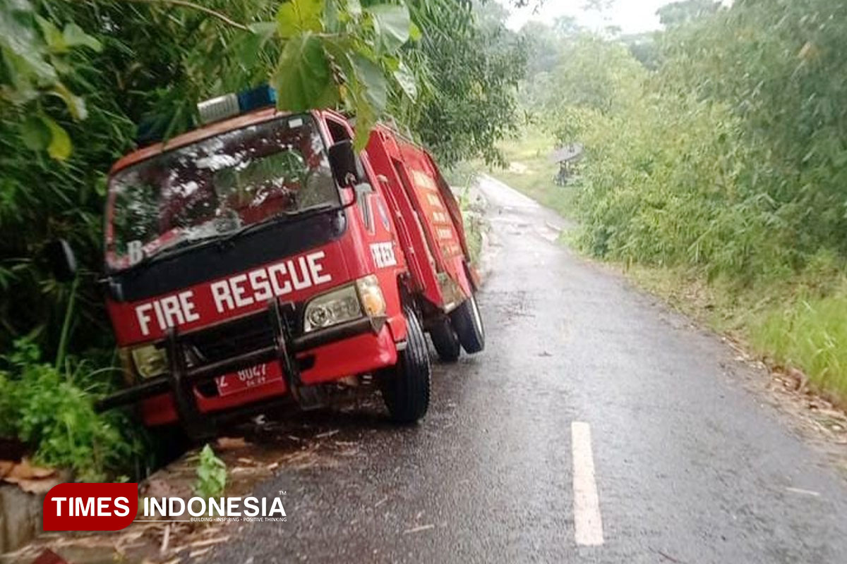 Mobil Damkar BPBD Kota Banjar Masuk Parit, Begini Penyebabnya