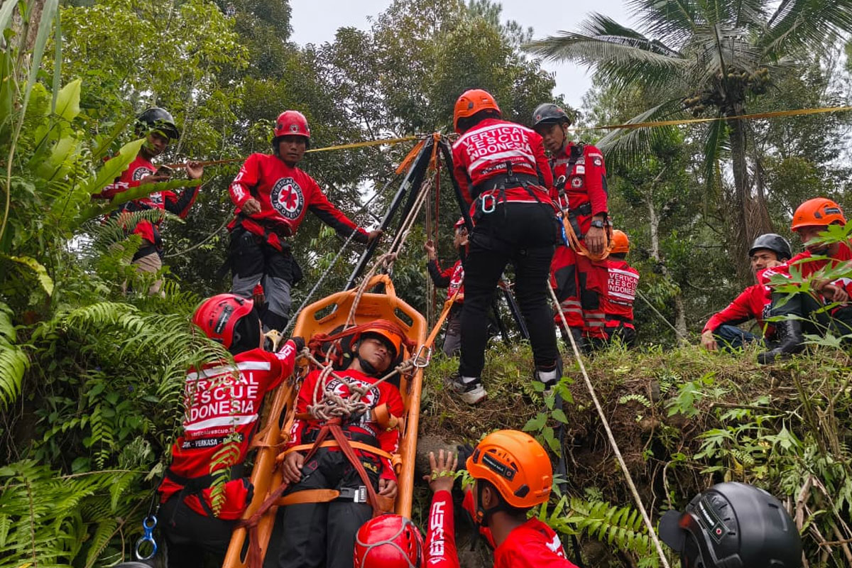 Asah Skil, Relawan Lintas Provinsi Rampungkan Pelatihan Vertical Rescue di Banyuwangi