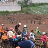 Personel BPBD Garut Perkuat Operasi SAR di Lokasi Longsor Cisarua