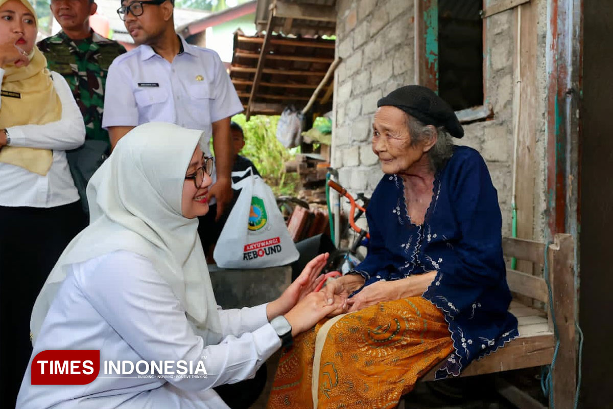 Bupati Ipuk dan ASN Banyuwangi Gelontorkan Bantuan 20 Ribu Paket Sembako untuk Warga Miskin