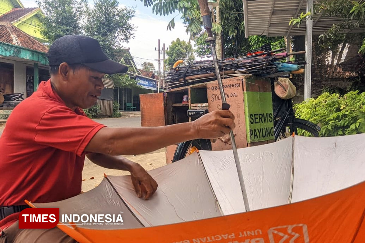 Berkah Musim Hujan, Tukang Reparasi Payung di Pacitan Banjir Cuan