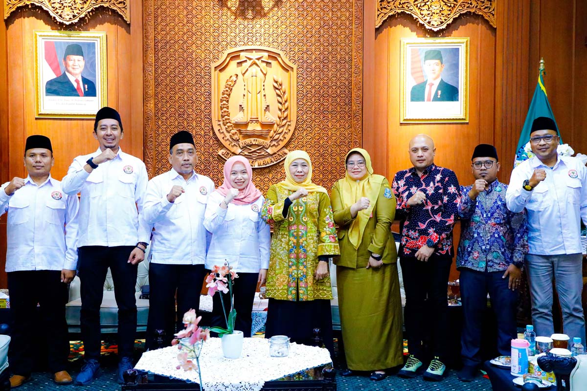 Gubernur-Khofifah-saat-menerima-kunjungan-KPID-Jatim-b.jpg
