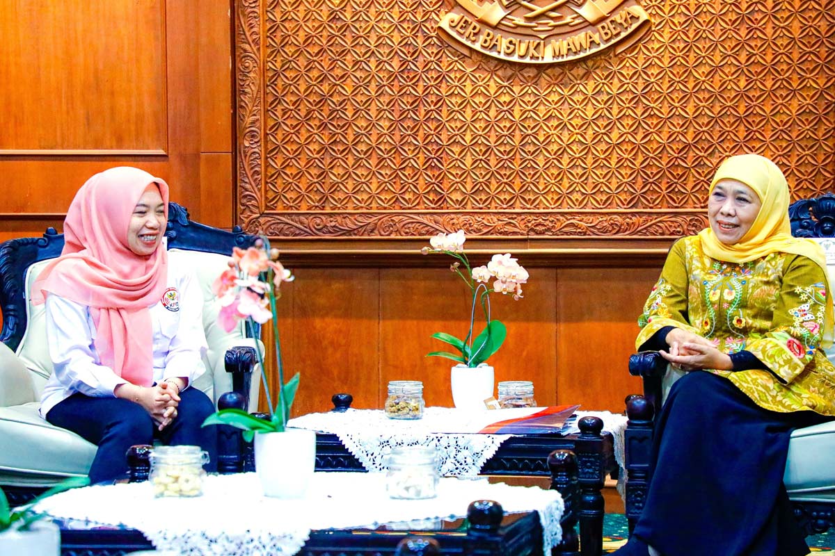 Gubernur-Khofifah-saat-menerima-kunjungan-KPID-Jatim-c.jpg
