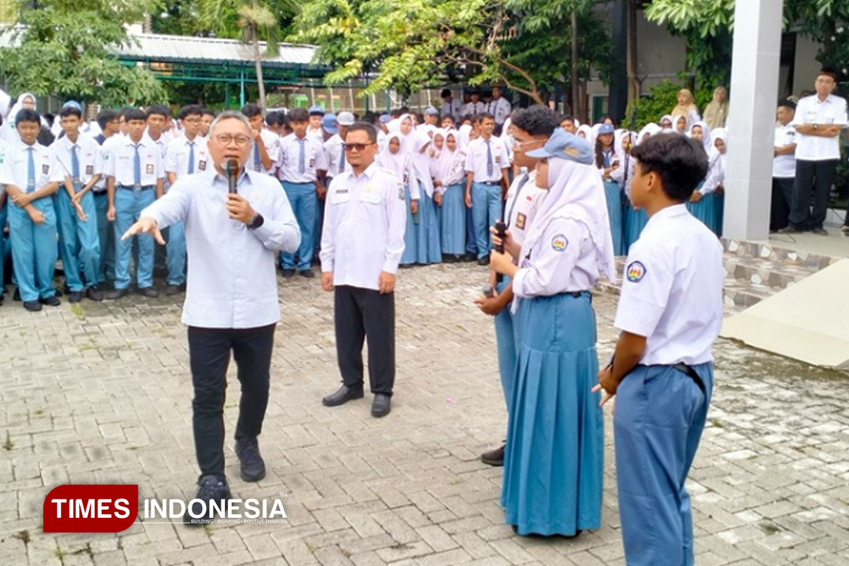 Kunjungi SMAN Kebomas Gresik, Menko Zulhas Beri Pesan Ketahanan Pangan ke Siswa
