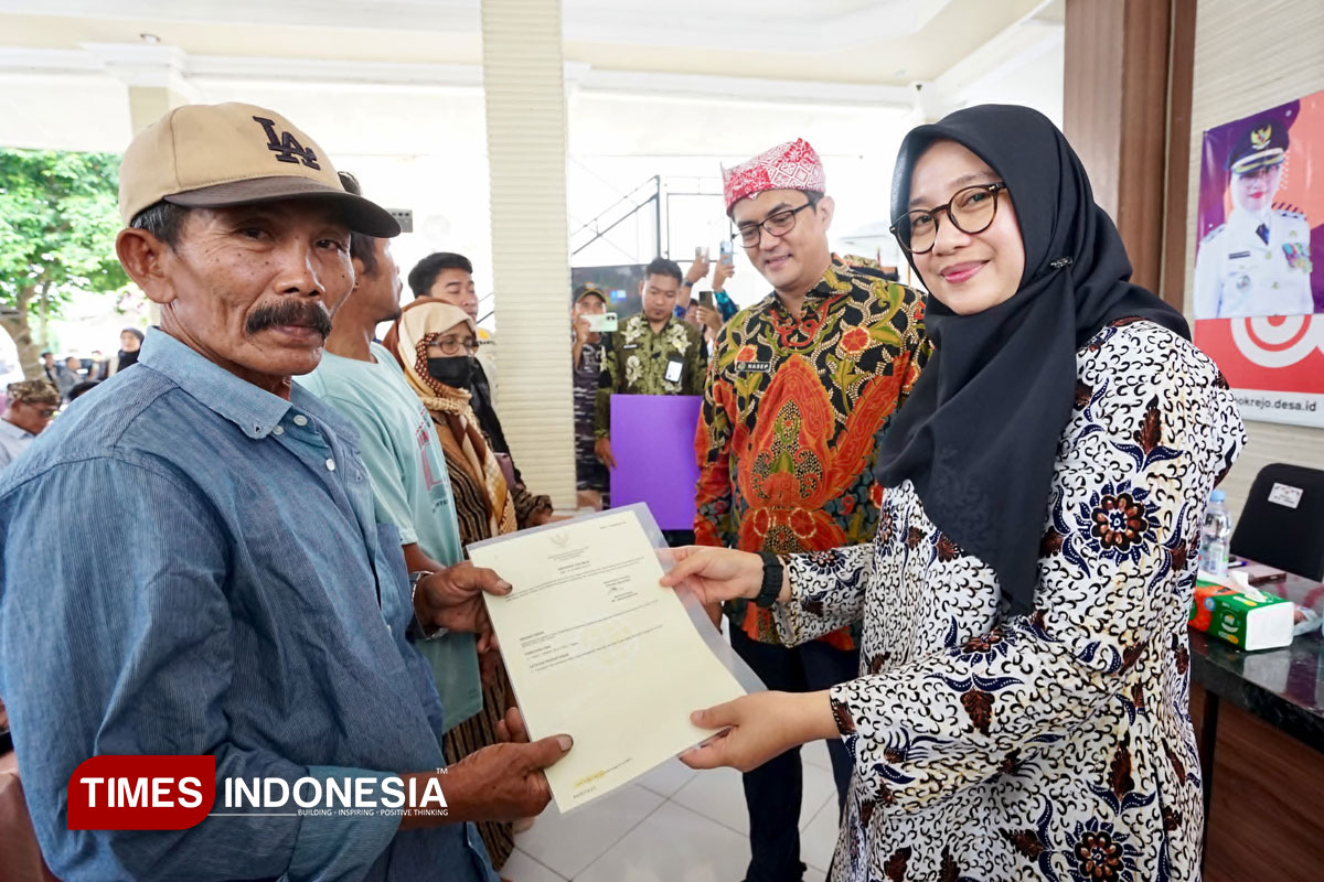 Dapat Kepastian Hukum, Ratusan Nelayan Banyuwangi Terima Sertifikat Tanah