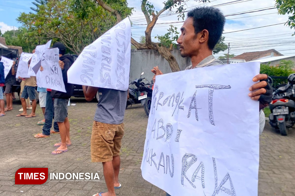 Warga di Bondowoso Demo Seleksi Perangkat Desa Bermasalah di DPRD