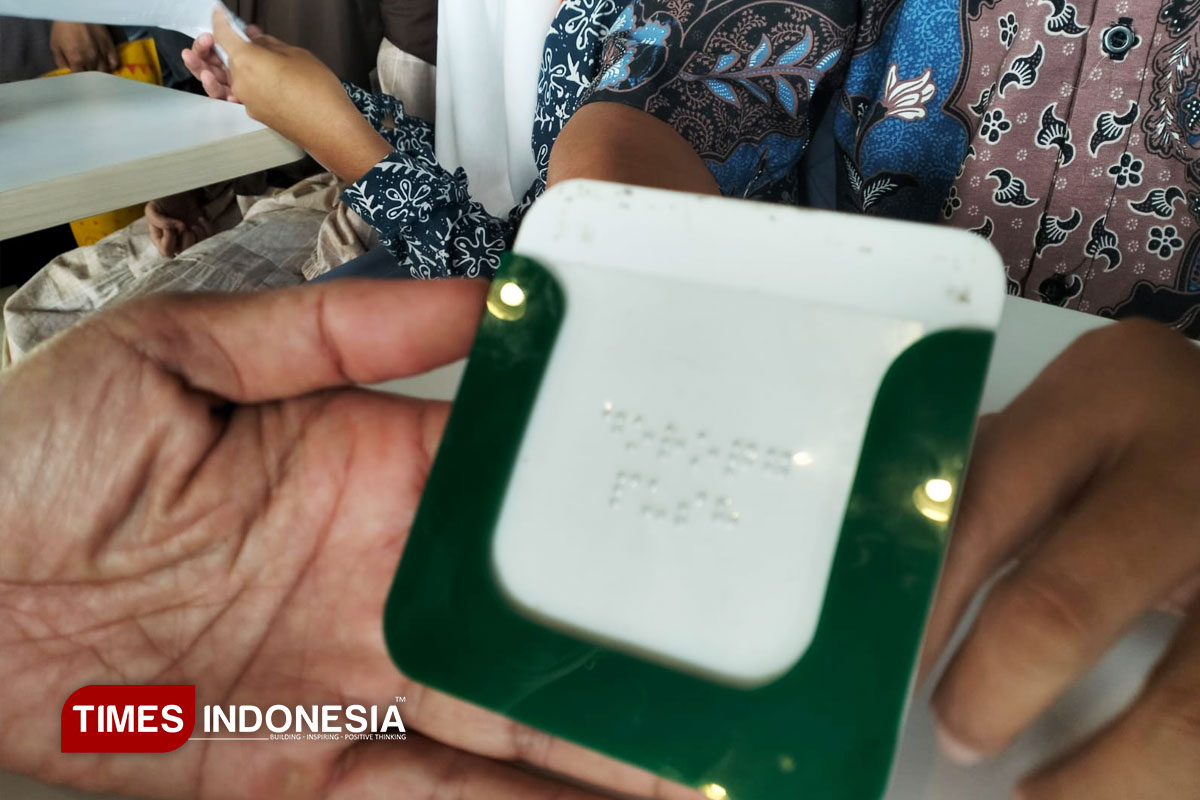 Papeditas Buka Akses Baru bagi Tunanetra Lewat Papan Nama Braille di McD Tasikmalaya