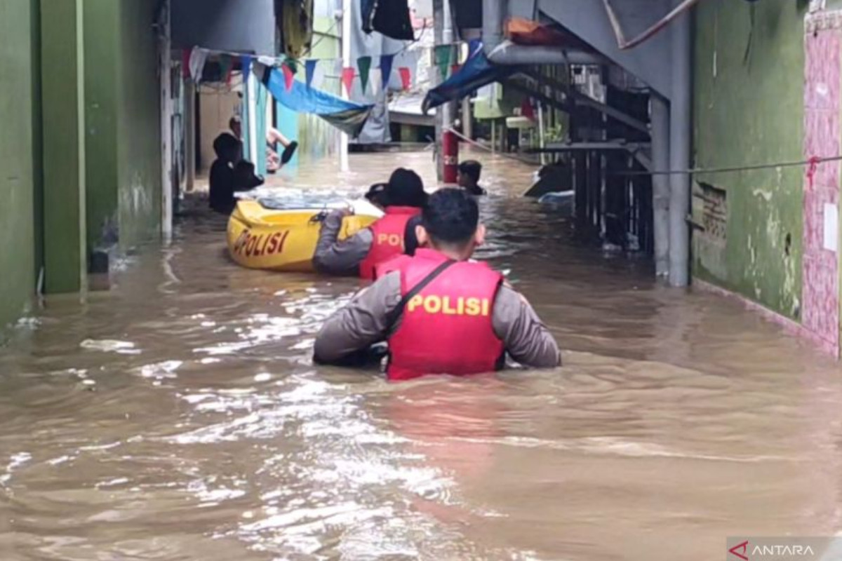 Luapan Kali Ciliwung Rendam 38 RT di Jakarta Timur