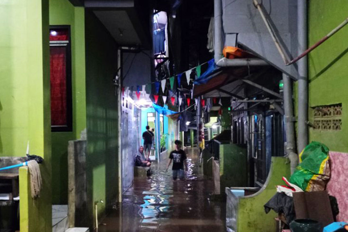 Banjir Kebon Pala Jaktim Mulai Surut, Ratusan Warga Masih Bertahan di Pengungsian