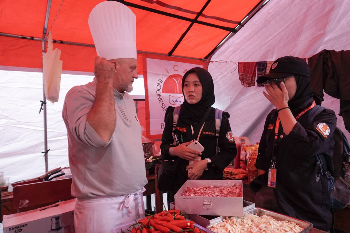 Hadirkan Masakan Rumahan di Dapur Darurat Longsor KBB, Chef Asal Perancis Senang Bisa Ikut Berbagi