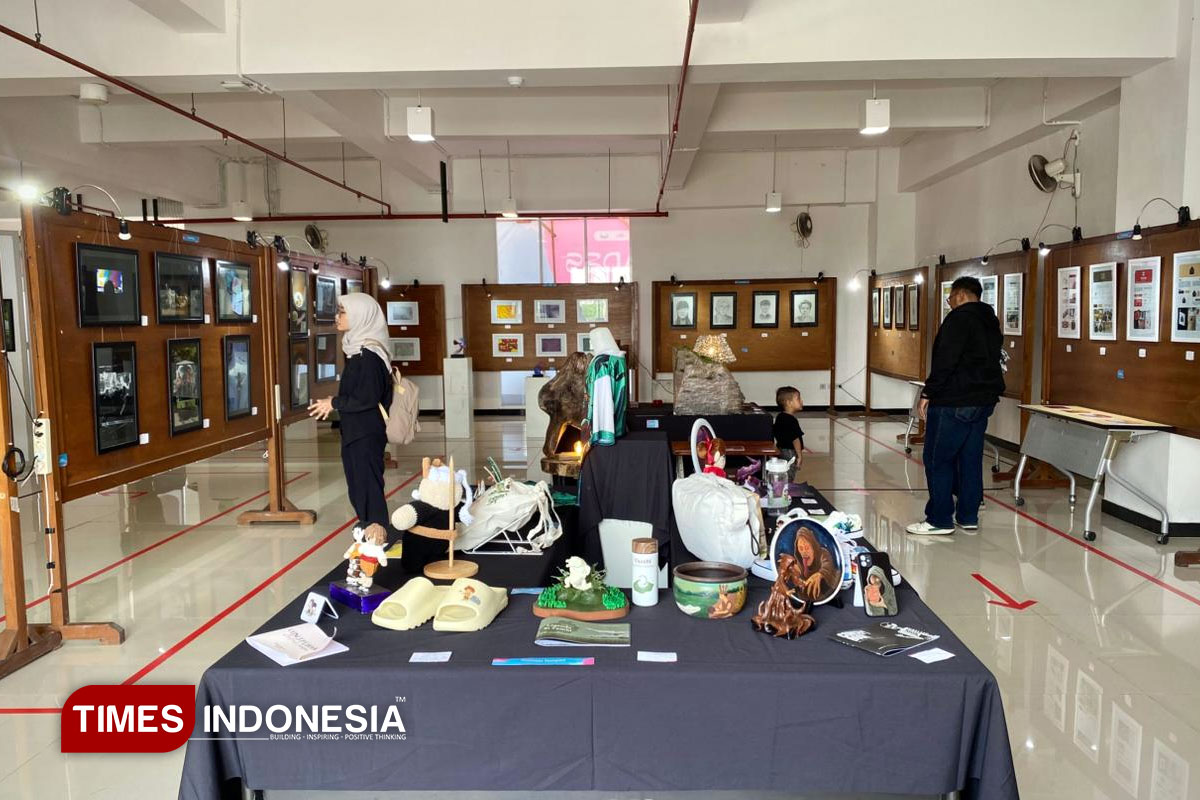 De Omnibus Dubidantum, Ruang Ekspresi Mahasiswa Institut Asia