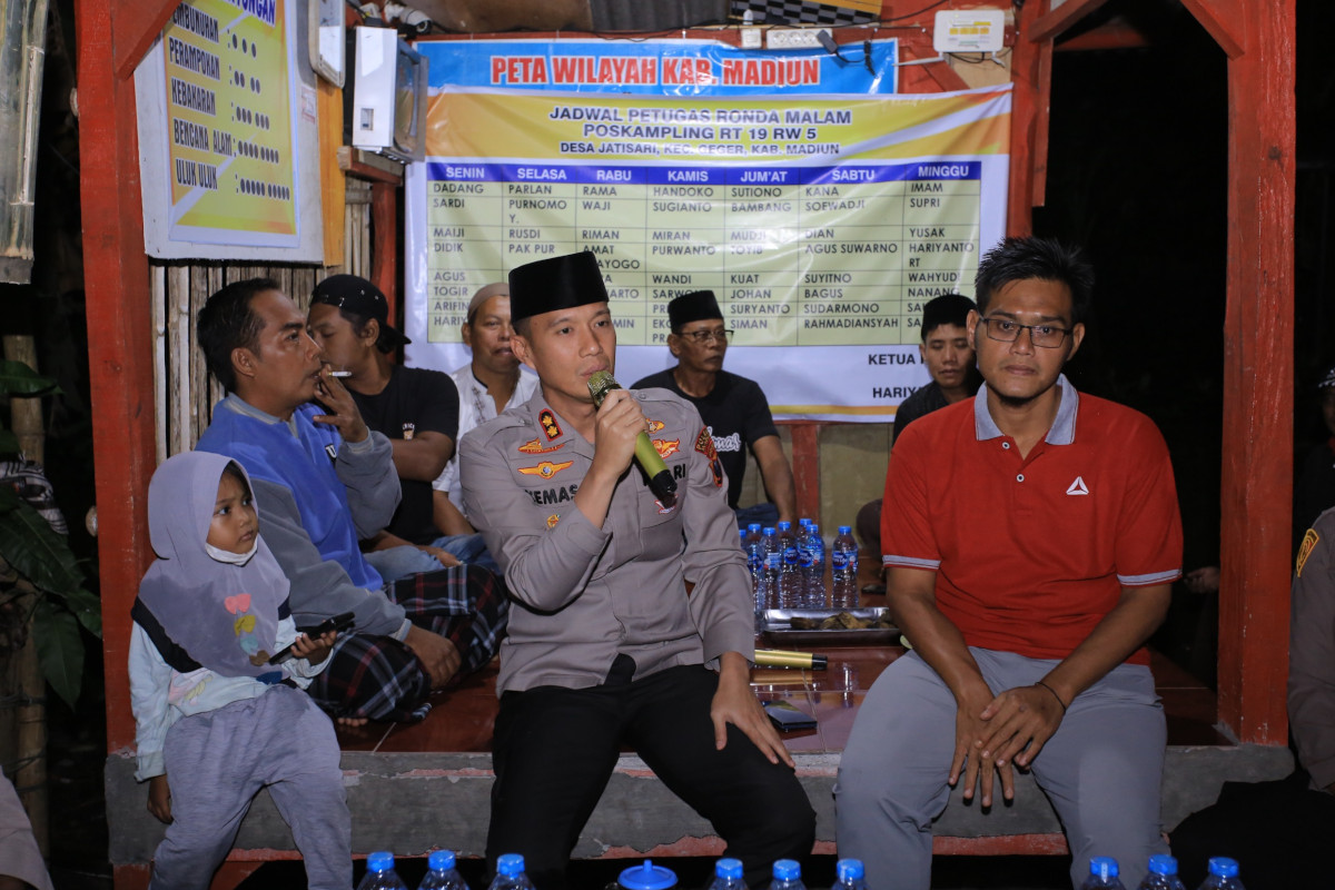 Kapolres Madiun Turun ke Pos Kamling Jatisari, Warga Diingatkan Bahaya Penipuan Online