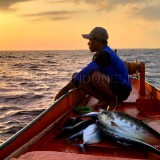 Di Laut Tenang Pulau Raas, Nelayan Kecil Bertaruh Hidup pada Cuaca