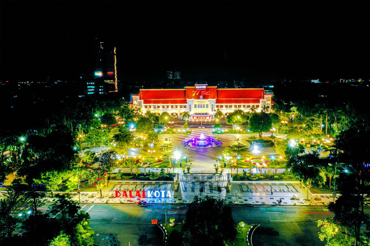 Pesona Taman Surya Surabaya: Saat Alunan Akustik dan Gemericik Air Menjadi Penawar Penat