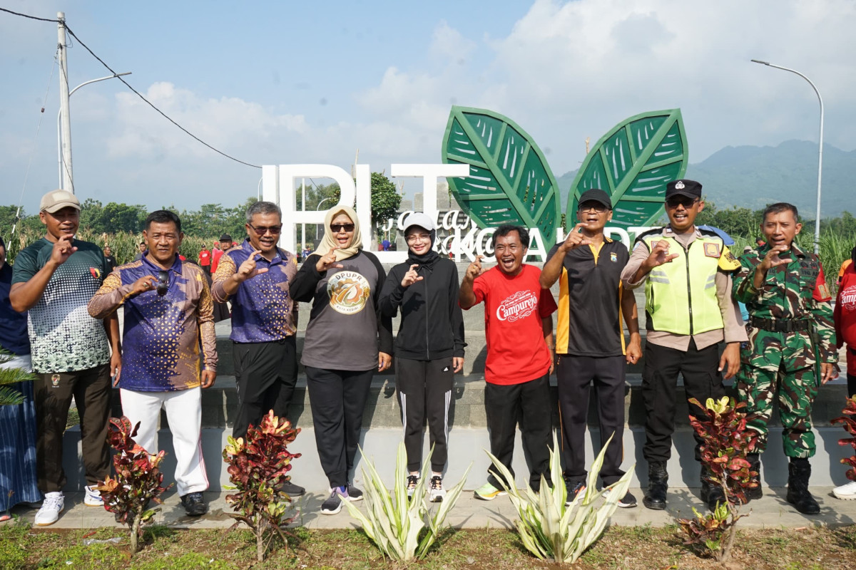 Wali Kota Kediri Senam Bersama Warga, Perkenalkan Taman Ramah di Kawasan IPLT