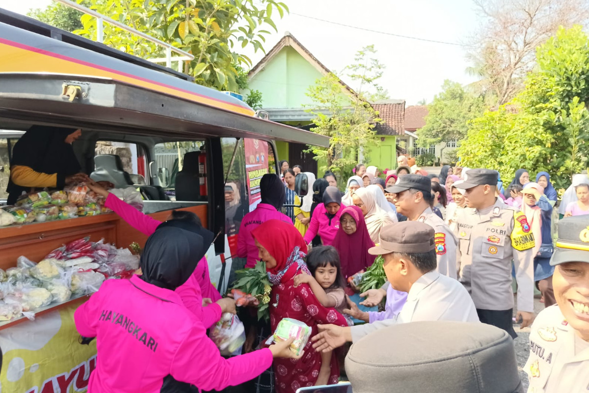 Sosialisasi Kamtibmas Polresta Banyuwangi Dikemas Humanis Lewat Bagi Sayur Gratis