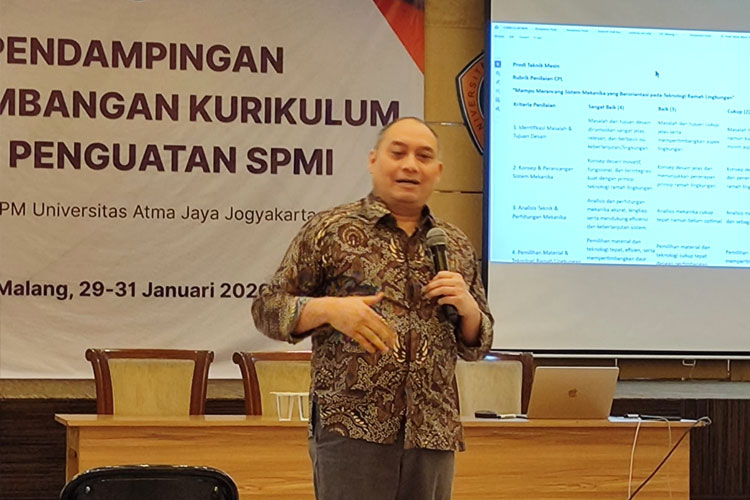 Prof. Bernardinus Maria Purwanto Menutup Workshop Intensif dengan Fokus Pendampingan Pembelajaran Praktik di UKWK Malang