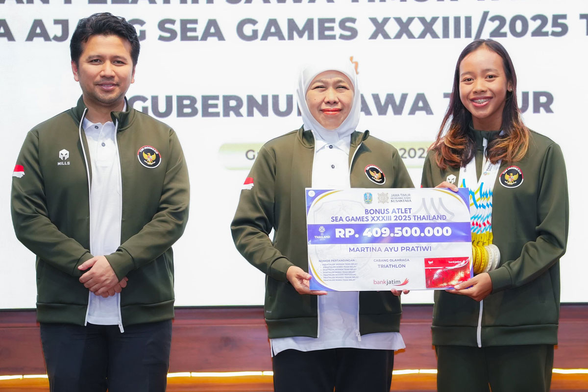Khofifah Serahkan Bonus bagi 161 Atlet dan Pelatih Berprestasi di SEA Games Thailand