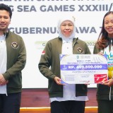 Khofifah Serahkan Bonus Rp8 M bagi 161 Atlet dan Pelatih Berprestasi di SEA Games Thailand