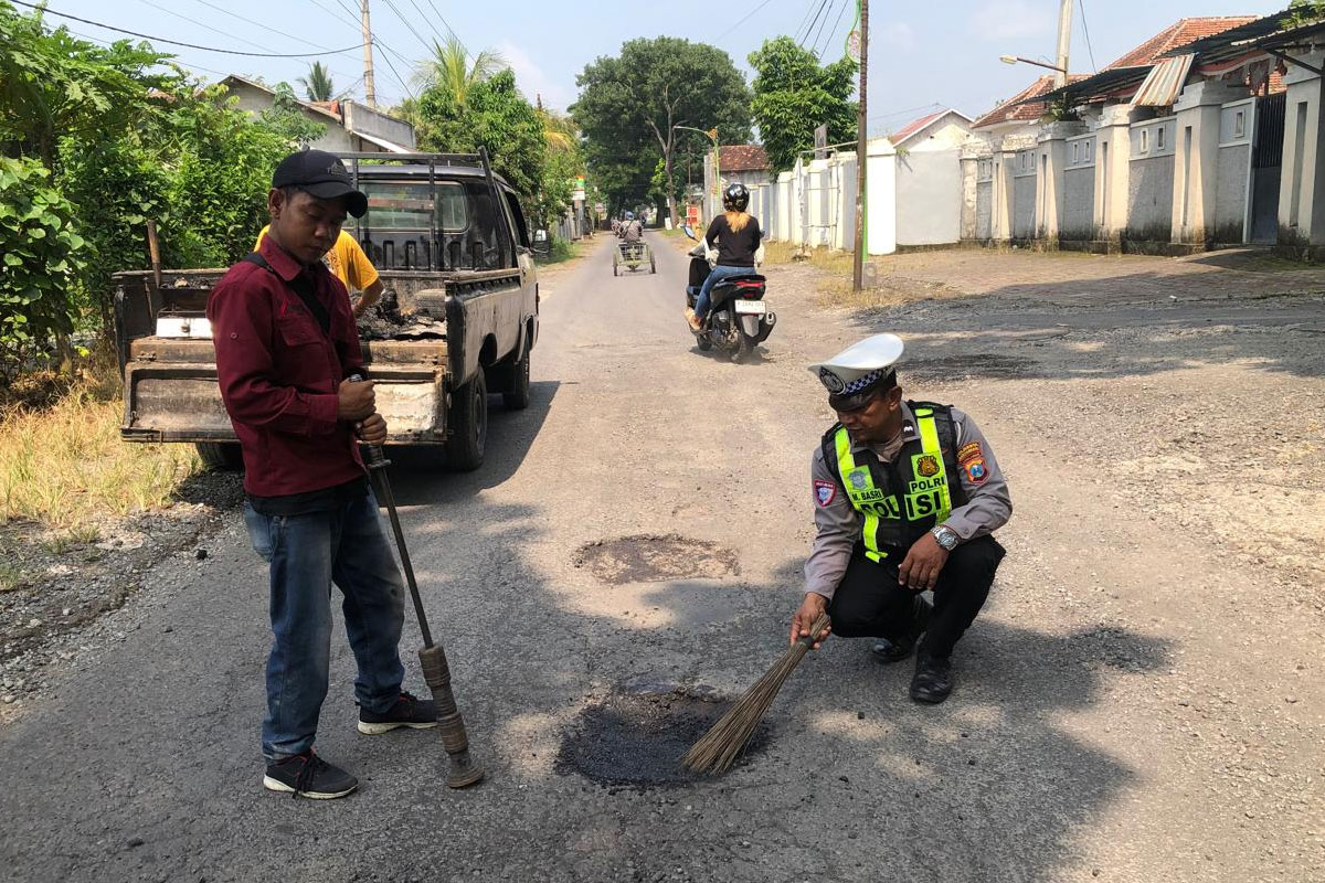 Demi Keselamatan, Polresta Banyuwangi Tambal Jalan Berlubang 2 Kilometer