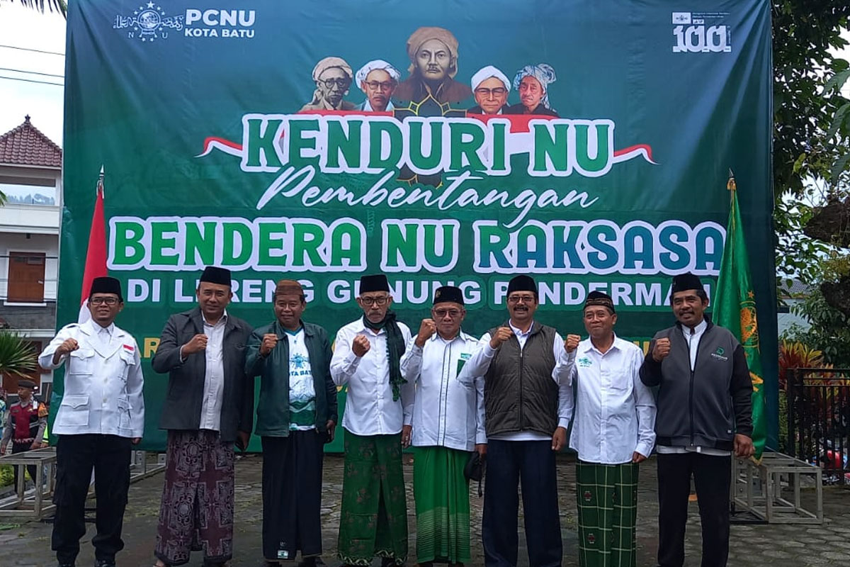 100 Tahun NU,  PCNU Kota Batu Bentangkan Bendera Raksasa di Panderman