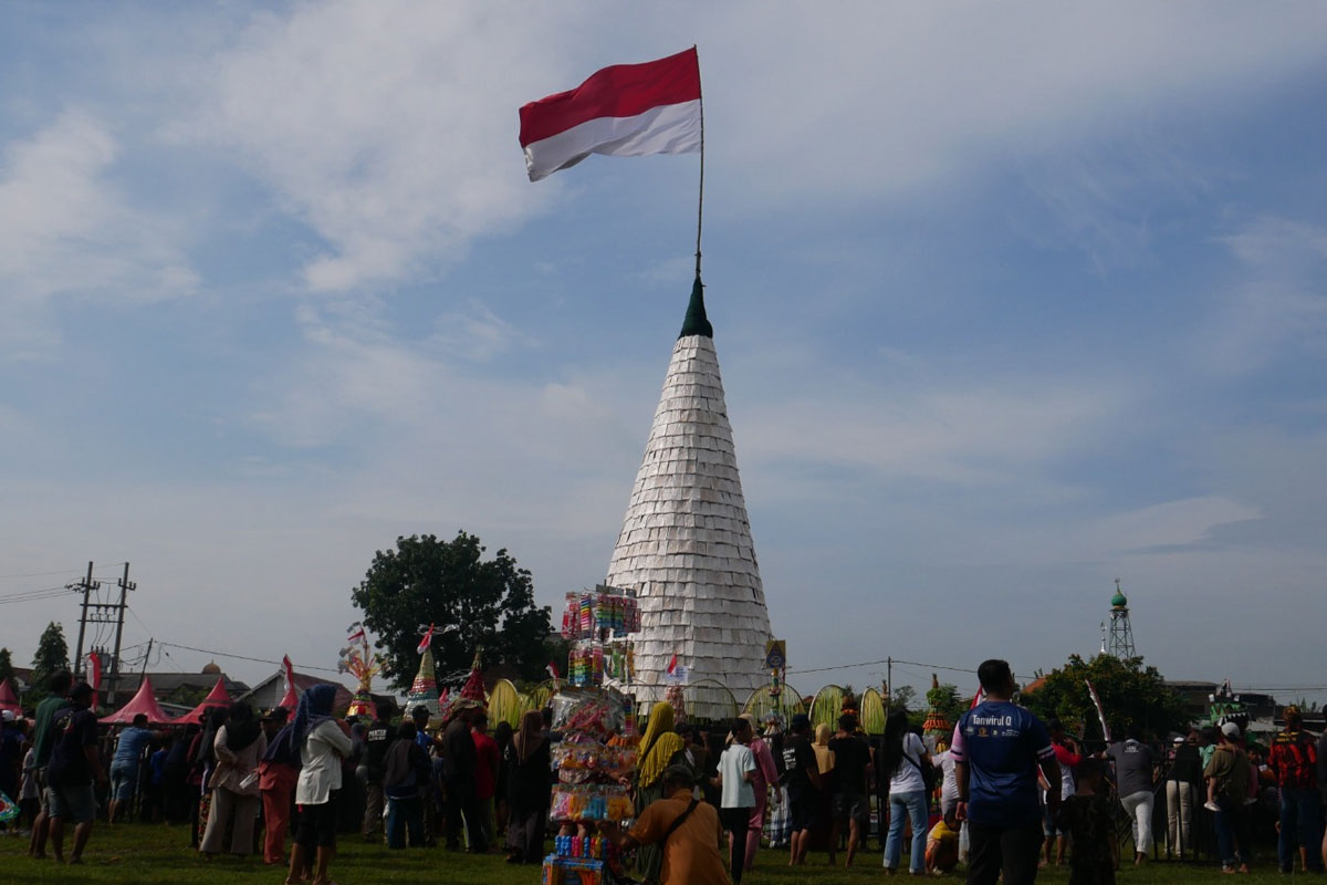 Ruwat Desa Jelang Ramadan, Warga Sedengan Mijen Sidoarjo Usung Tumpeng Tempe Raksasa