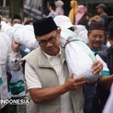 Rayakan Satu Abad NU, Warga Nahdliyin Bentangkan Bendera Raksasa