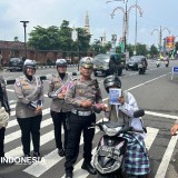 Hari Pertama Operasi Keselamatan Lodaya 2026, Satlantas Majalengka Bagi Coklat dan Edukasi