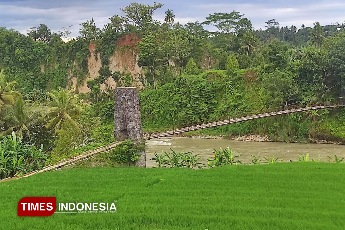 jembatan-gantung-penghubung-Desa-Purwanegara-a.jpg