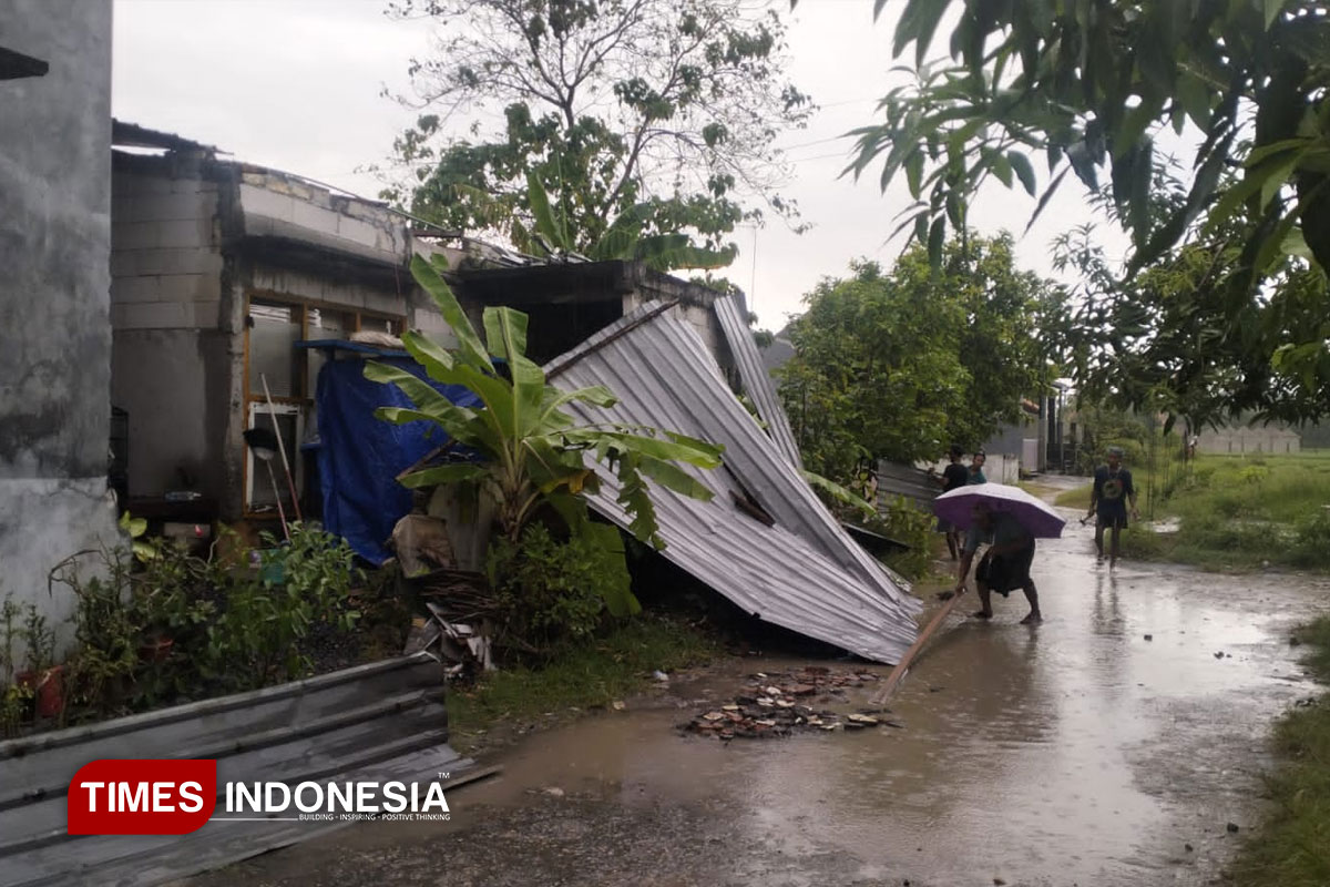 Angin Kencang Mengamuk, Puluhan Rumah dan Fasos di Sampang Rusak