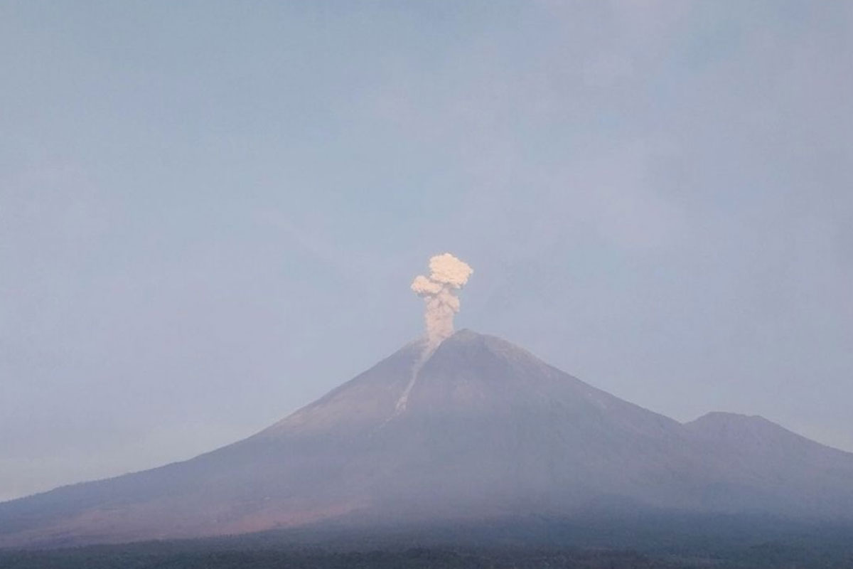 Gunung Semeru Kembali Erupsi, Tinggi Letusan Capai 1.000 Meter