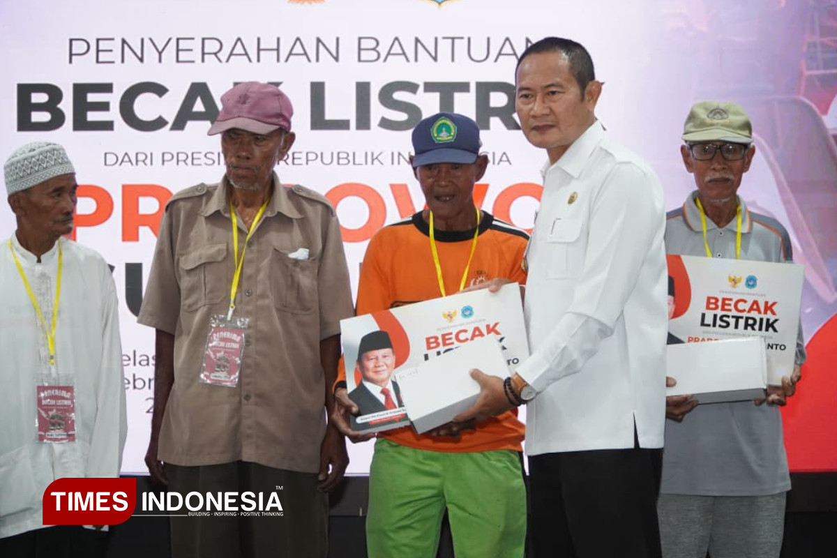 Ratusan Warga Lamongan Terima Bantuan Becak Listrik