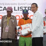 Presiden Prabowo Salurkan 200 Becak Listrik untuk Pengemudi Lansia di Lamongan
