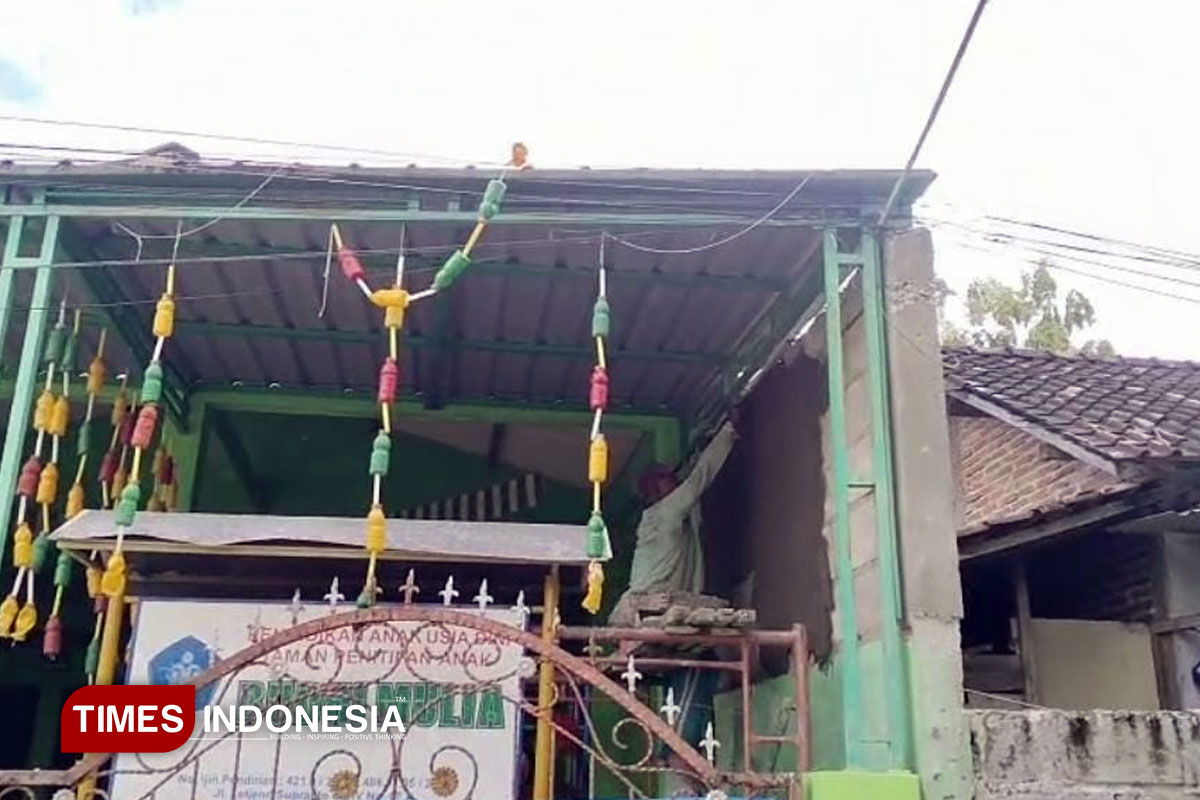 Rumah Dijadikan Jalur Kabel WiFi, Warga Pacitan Protes: Tak Pernah Izin!