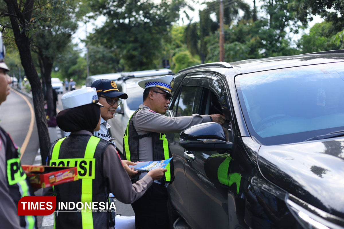Satlantas Polres Gresik Gelar Aksi Simpatik, Edukasi Lalu Lintas dengan Hadiah Cokelat