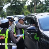Cara Humanis Satlantas Polres Gresik Edukasi Lalu Lintas, Pengendara Diberi Cokelat