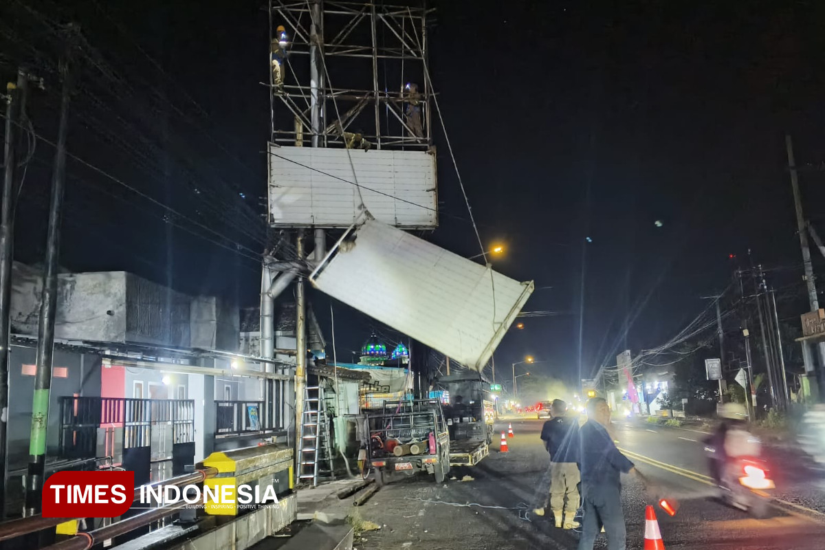 Diduga Bodong, Baliho Dibongkar Paksa Satpol PP Banyuwangi