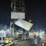 Diduga Bodong, Baliho Dibongkar Paksa Satpol PP Banyuwangi