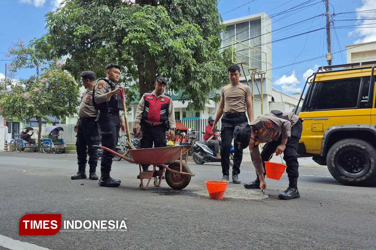 Tekan Angka Kecelakaan, Mendadak Polisi di Banyuwangi jadi Tukang Cor Jalan Berlubang di 25 Kecamatan