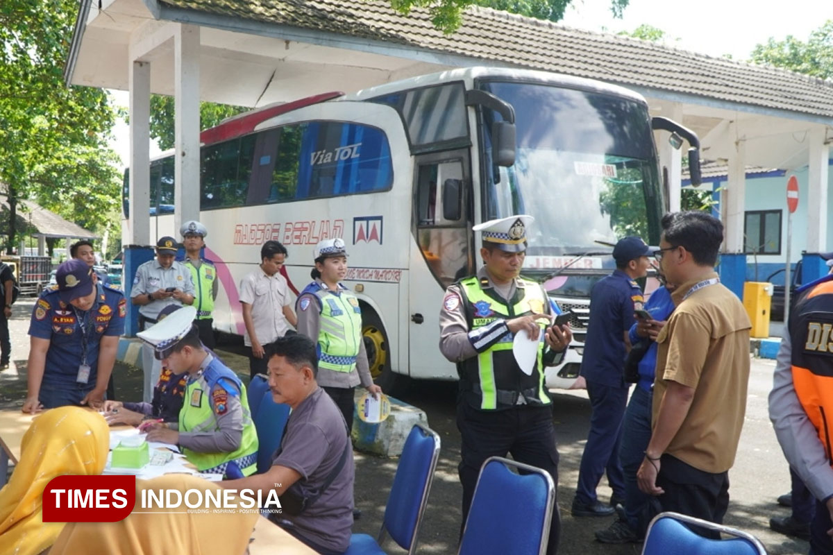 Satlantas Polres Malang Gelar Ramp Check dan Tes Urin Sopir Angkutan Umum di Terminal Talangagung