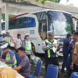 Satlantas Polres Malang Gelar Ramp Check dan Tes Urin Sopir Angkutan Umum di Terminal Talangagung